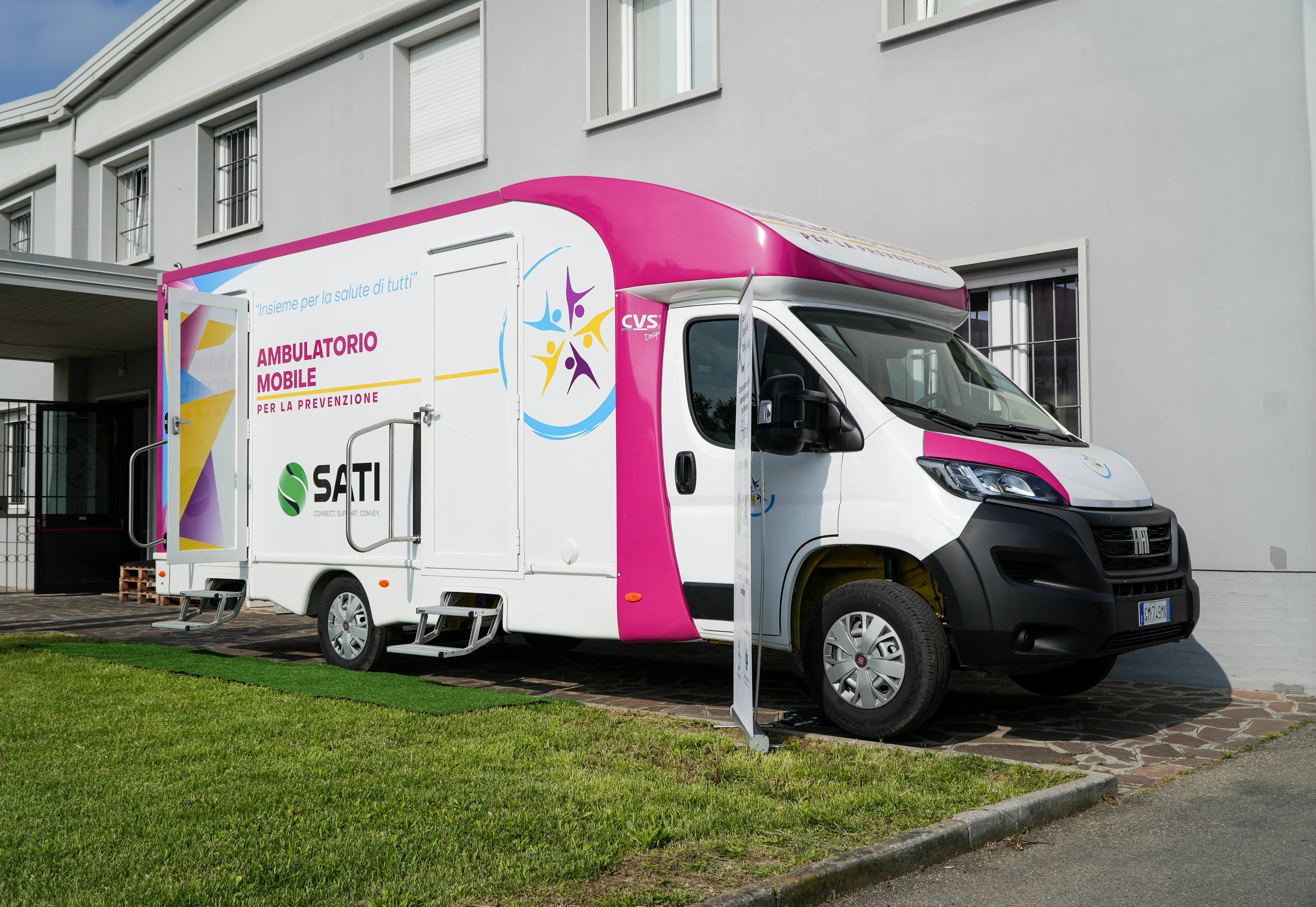 Operatrice sanitaria durante ecografia